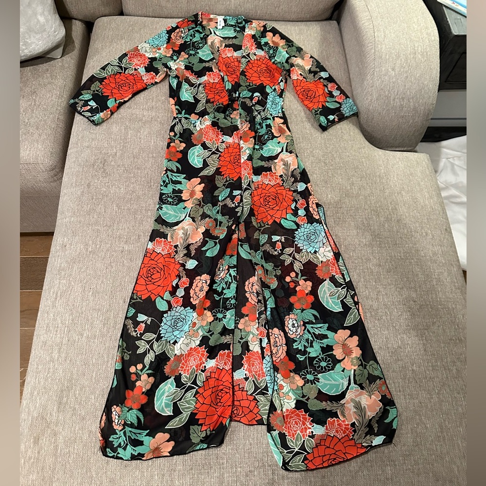 Beautiful and Stunning Cover Up Or Sexy Robe! Gorgeous Flowers & Detail! Small.